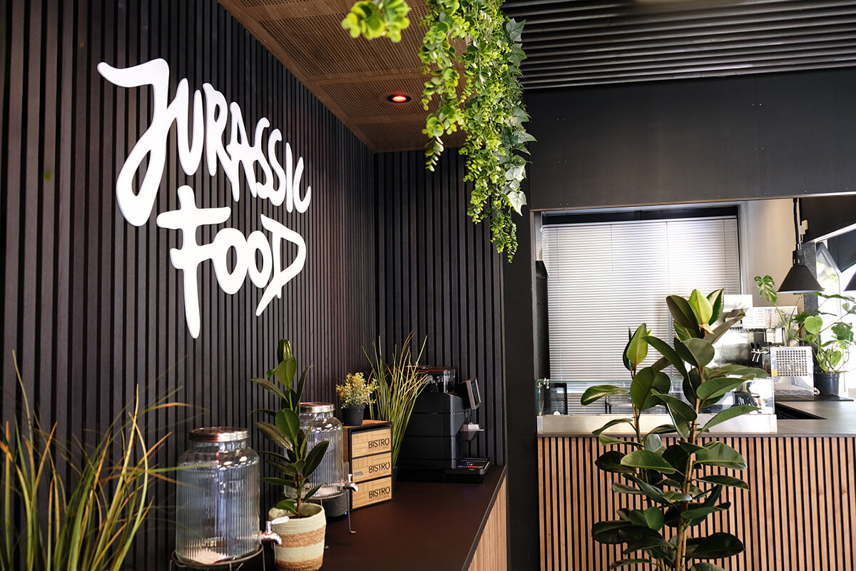 Jurassic Food — le restaurant Rue des Tanneurs, bois noir et plantes
